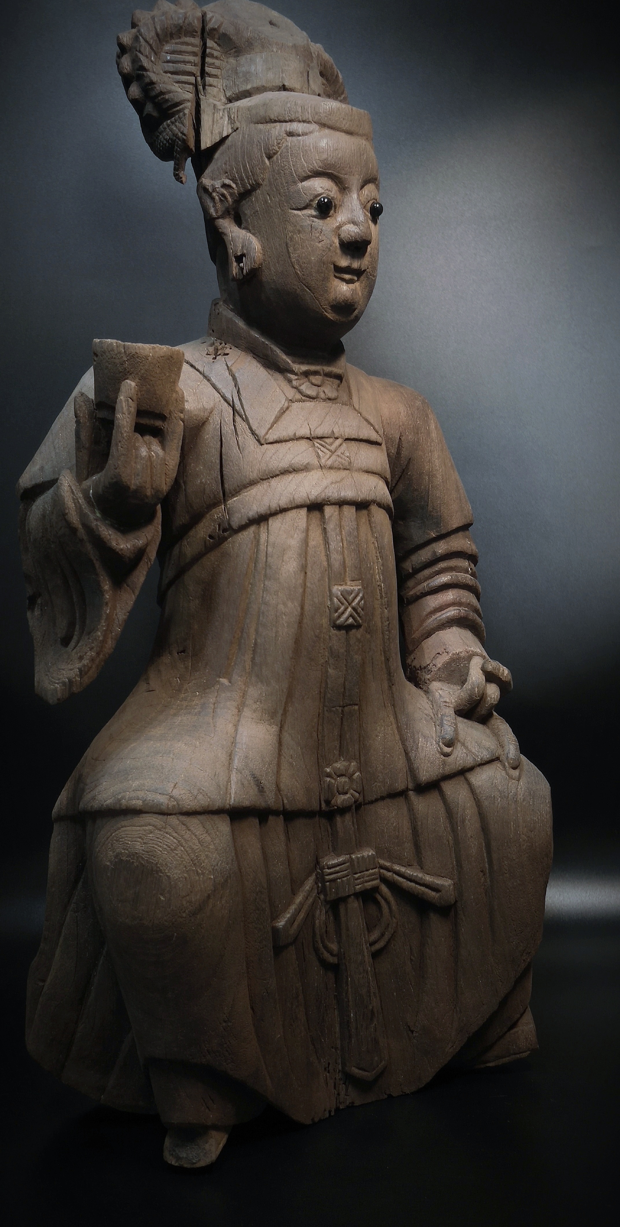 1.明万历三十年宝庆府新化县大阳五都地主贺氏妙仙木雕造像，高60cm，腑窗内有大量意旨及符讳，极具研究价值。段雄藏品