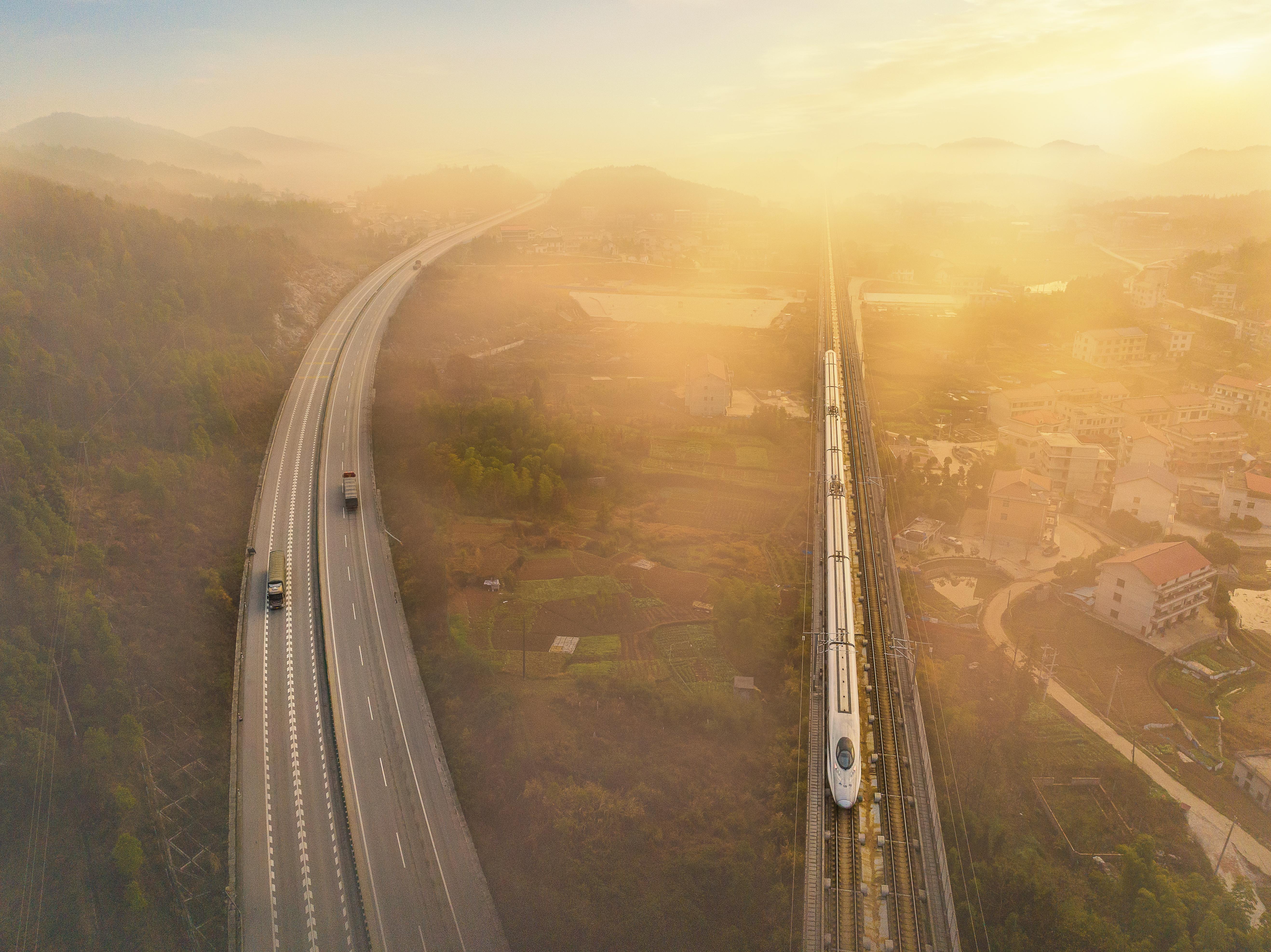 1.《高铁高速进山村》记录类 (提名奖) 龙尔芳 摄于涟源市白马镇.jpeg
