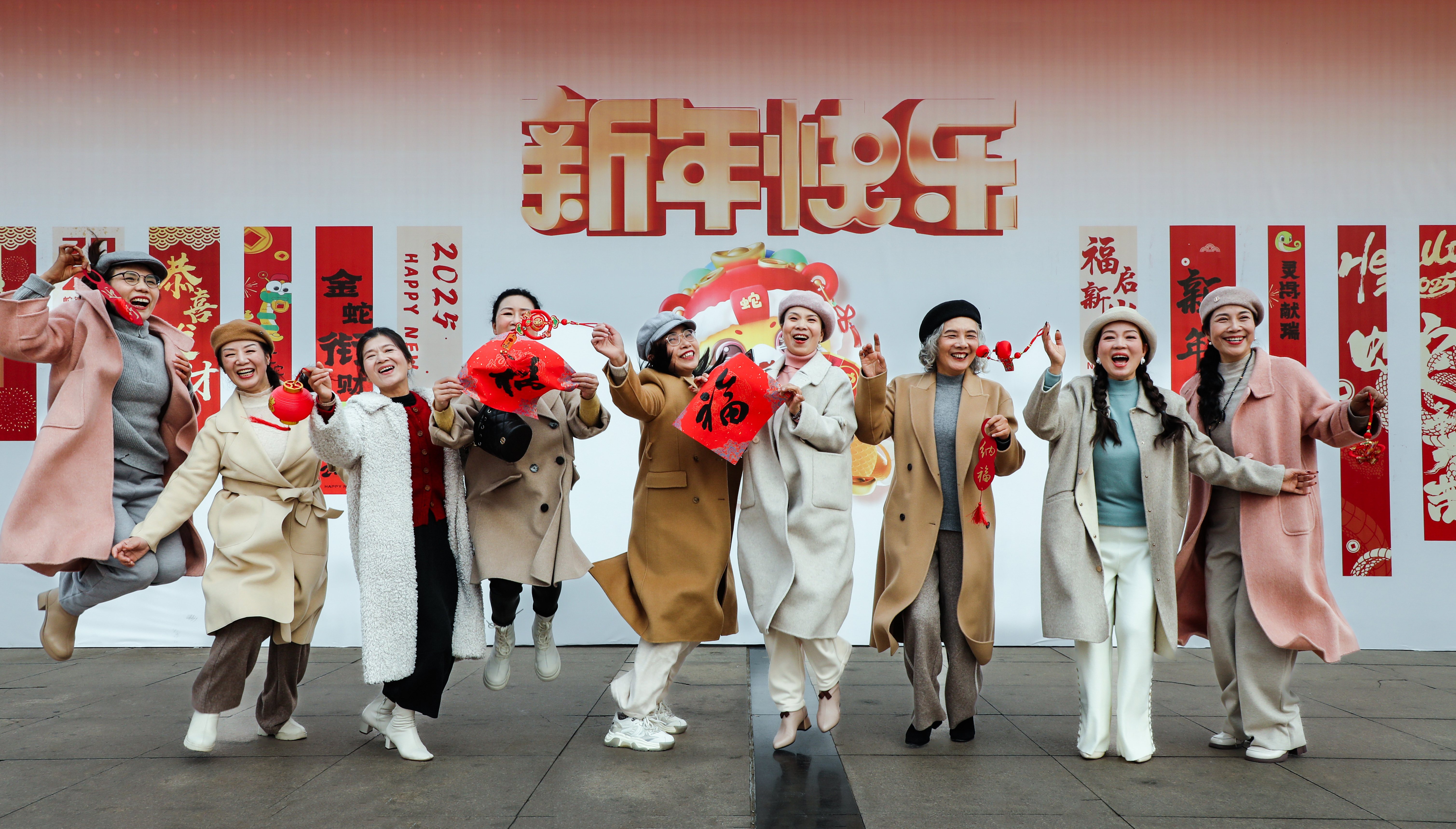 1.《新年快乐》(提名奖) 罗镇球（2025年拍摄于市协组织的活动--孙水广场）.jpg